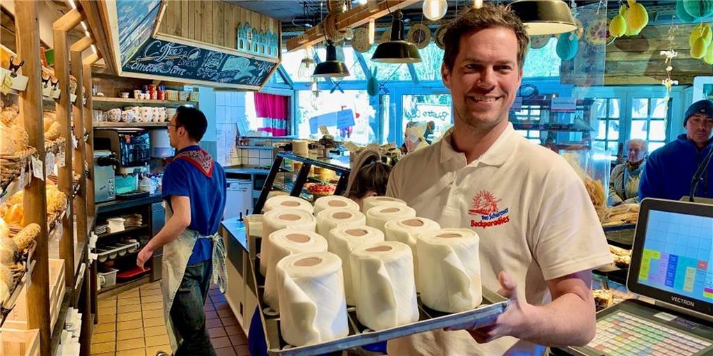 Klopapier-Kuchen, Virus-Tests im Stadion - Dortmunds bizarrste Nachrichten 2020 Klopapier-Rollen in einer Bäckerei? Fast schon eine normale Nachricht im verrückten Corona-Jahr 2020 in Dortmund. Das Backparadies Schüren landete mit den als Toiletten-Artikel getarnten Marmorkuchen einen Verkaufs-Hit.