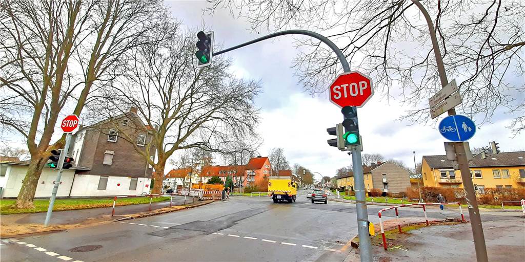 Dauerbaustelle ist weg – Endlich freie Fahrt ohne Stau am Hombruchsfeld Nix los an der Kreuzung. Das ist in diesem Fall eine gute Nachricht: Endlich sind die Baustellenampeln und Absperrungen am Hombruchsfeld verschwunden. In Zeiten des Shutdowns ist an diesem grauen Vormittag auch nur wenig Verkehr.