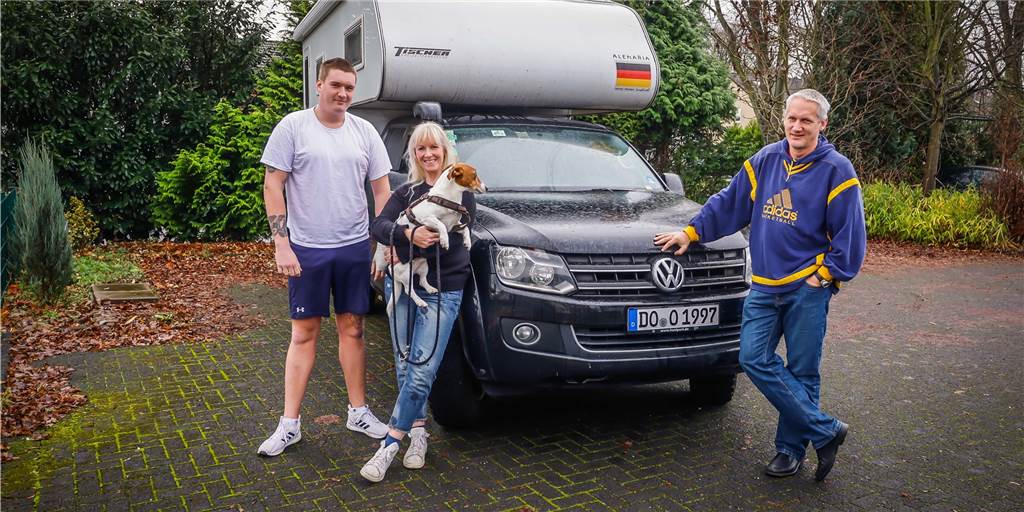 Dortmunder Familie bekommt nach 8 Monaten ihr Auto aus Peru zurück Sohn Amadeus, Jutta mit Snoopy und Christian Barrenbrügge (v.l) sind wieder mit ihrem Pick-Up vereint.