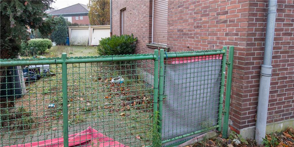 Haus am Südlohner Minikreisel: Was kann die Gemeinde unternehmen? Wegen dieses Anblicks von der Eschstraße aus sind schon viele Beschwerden im Rathaus eingegangen. Auch in der Lokalpolitik war der Zustand Thema. Die Gemeinde hat schon reagiert, wie Bürgermeister Werner Stödtke in der jüngsten Ratssitzung mitteilte.