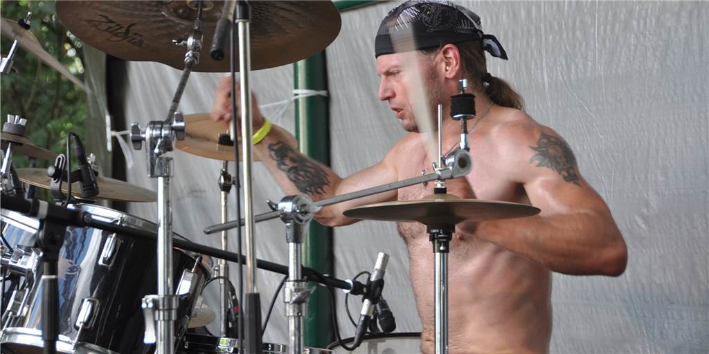 Musiker im Lockdown: Studioarbeit und Live-Videos fürs Wohnzimmer Hardy Kölzer, Schlagzeuger bei The Claymore, beim Steel-meets-Steel 2019 auf der Habinghorster Waldbühne. Dieses Jahr musste das Festival wegen Corona ausfallen.