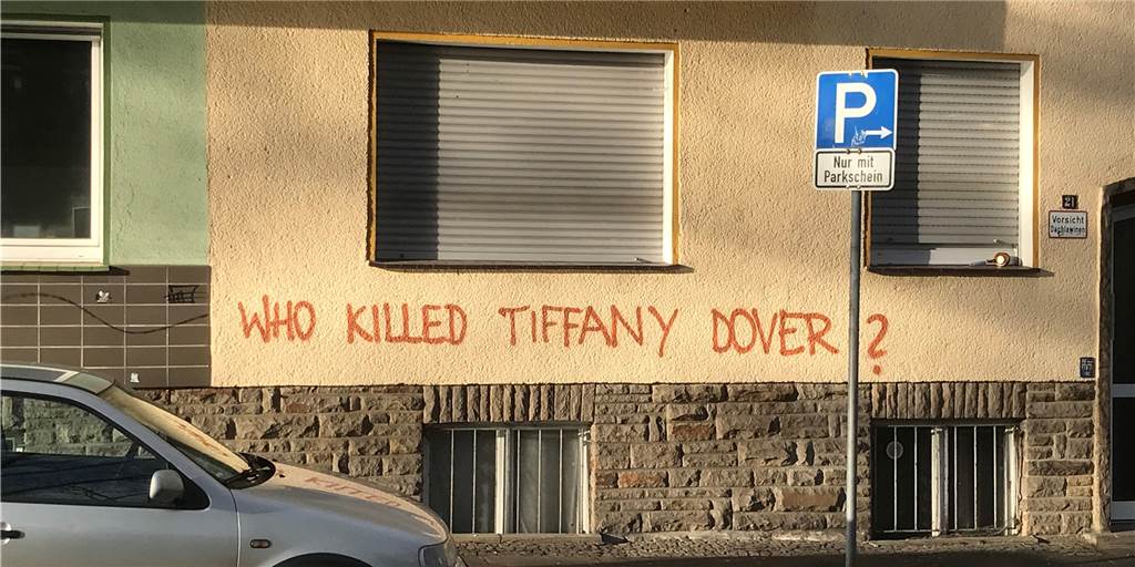 „Tod durch Impfung!“ – Verschwörungs-Graffiti tauchen im Klinikviertel auf An einer Hauswand an der Poststraße ist seit Montag (28.12.) in Großbuchstaben „Who killed Tiffany Dover“ zu lesen. Ein Name, der unter Impfgegnern derzeit viel benutzt wird.