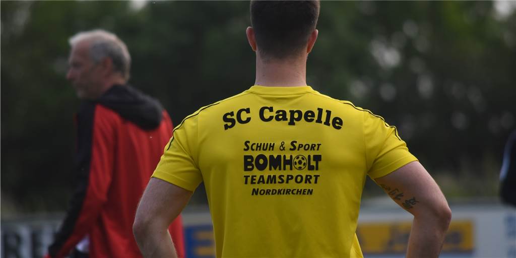 Immer wieder dieselbe Blessur - Verletzungs-Schock bei Neuzugang des SC Capelle Der Trainer vom SC Capelle Reinhard Behlert (Hintergrund l.) muss auf einen Sommer-Neuzugang bislang immer wieder verzichten.