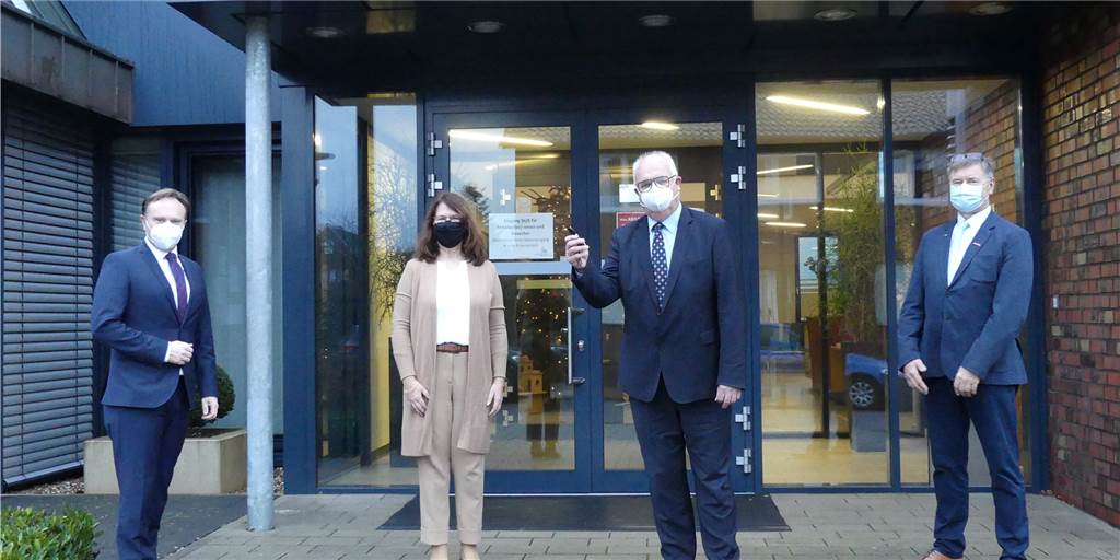 Verabschiedung im kleinen Rahmen: Im Beisein von Landrat Dr. Kai Zwicker (l.), Bürgermeisterin Karola Voß und Kreishandwerksmeister Günther Kremer (r.) gibt BBS-Geschäftsführer Bernhard Könning nach mehr als 28 Jahren im Amt seine Schlüssel ab.