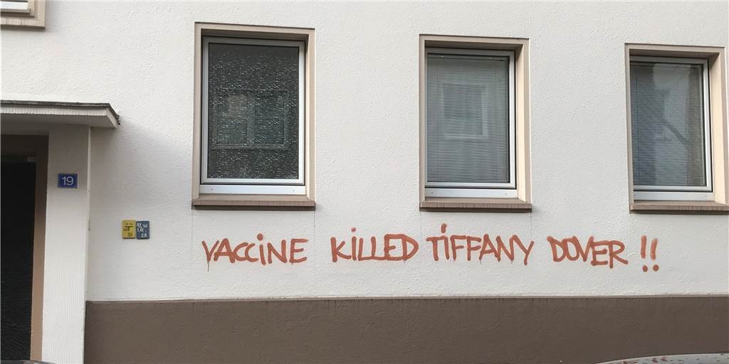 Graffiti im Klinikviertel: Was steckt hinter den Impf-Gerüchten um „Tiffany Dover“? Ein Graffito auf einer Hauswand an der Dortmunder Poststraße behauptete am Montag (28.12.): „Vaccine killed Tiffany Dover“, also „Impfstoff tötete Tiffany Dover“.