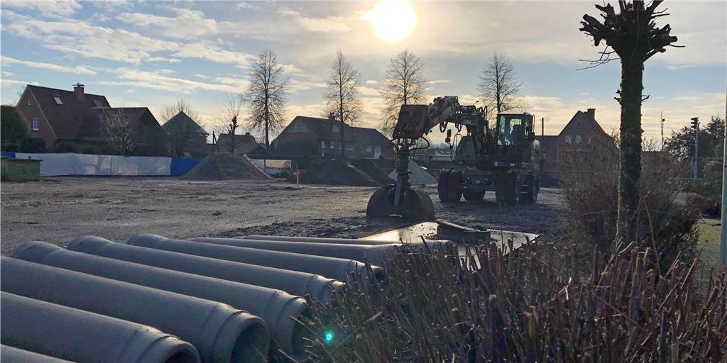 Neuer Edeka in Südlohn: Baustelle ist eingerichtet – wann wird gebaut? Alles ist vorbereitet für den Baustart: Bagger, Rohre und mehr stehen und liegen dort, wo früher der Lidl stand. Dort, Am Großen Busch, wird der neue Edeka-Markt entstehen.