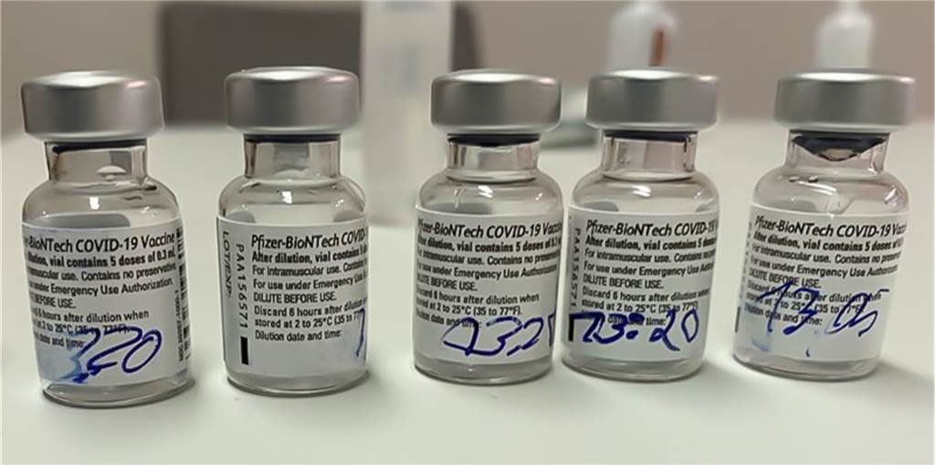 Zweiter Impftag im Dortmunder Seniorenheim – nicht alle zur Impfung bereit Diese Fläschchen enthalten den Biontech/Pfizer-Impfstoff gegen das Coronavirus.