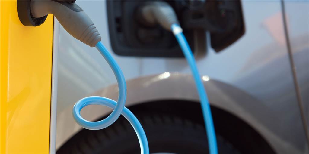 Der Kamener Timon Lütschen hat eine Firma gegründet, die Lade-Infrastruktur für Elektrofahrzeuge installiert.