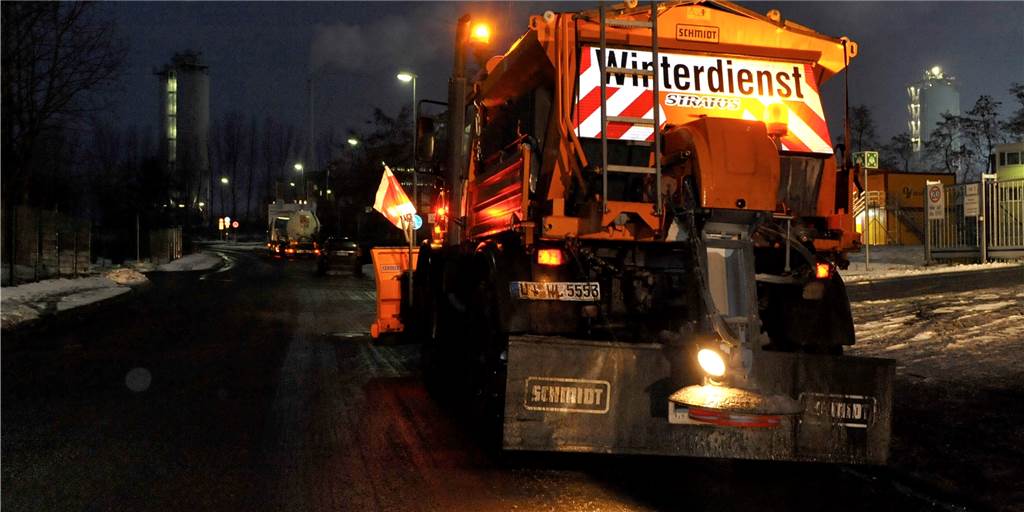 Winterdienst in Lünen: Streufahrzeug war schon dritte Nacht im Einsatz Das Archivbild zeigt ein Streufahrzeug der Wirtschaftsbetriebe Lünen (WBL) im Einsatz auf der Frydagstraße.