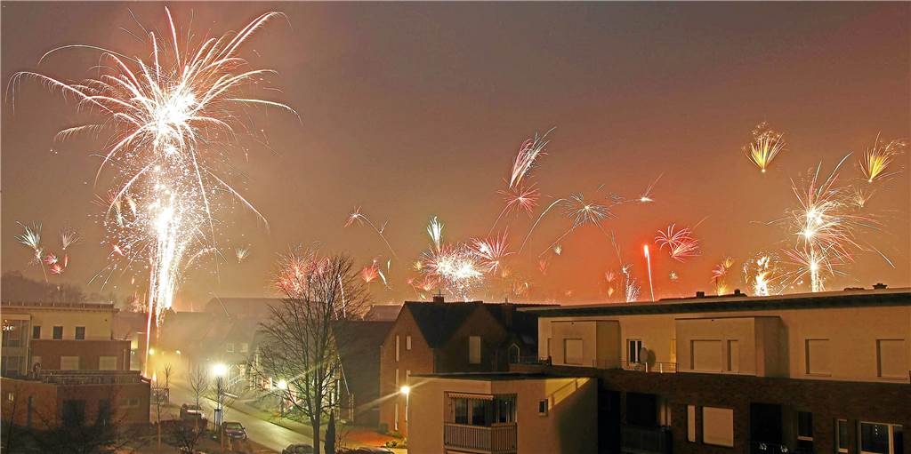 Volles Lager, leere Kasse: „Euregio Feuerwerk“ trifft Verkaufsverbot hart In Ahaus darf zwar auch in diesem Jahr Feuerwerk gezündet werden. Das bundesweite Verkaufsverbot gilt allerdings auch hier. Einige Händler stellt das vor Probleme.