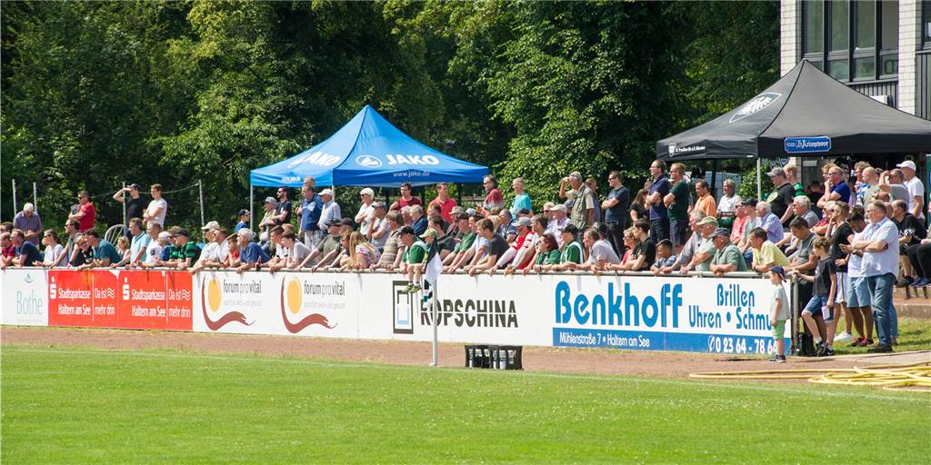 Keine einzige Spielabsage: Die Saison 2021/22 startet ohne Corona-Sorgen Ein Bild, welches wir gerne im neuen Jahr irgendwann wieder sehen würden: Zahlreiche Zuschauer am Spielfeldrand, wenn das Virus endlich besiegt wurde.