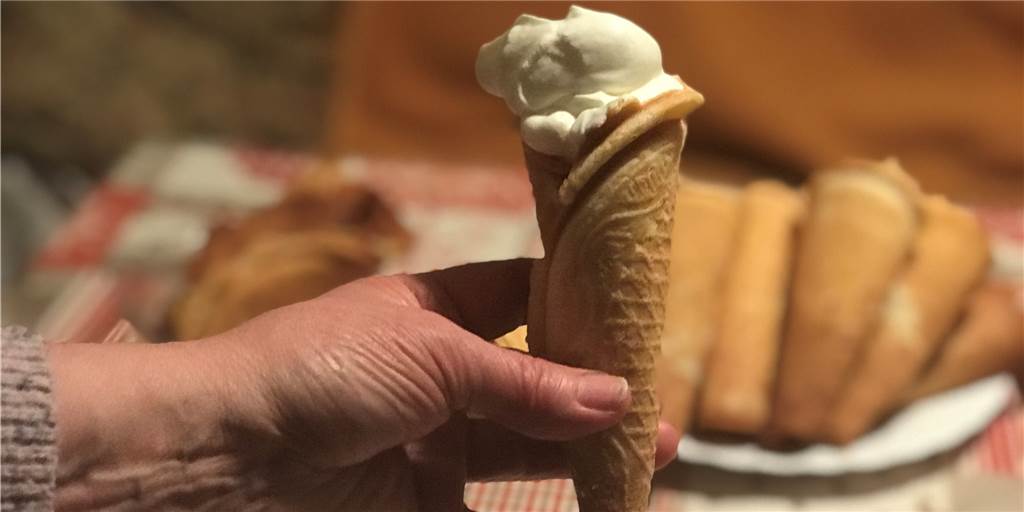 Neujahrswaffeln backen: Leckeres Rezept für Silvester und Neujahr So sehen die fertigen Neujahrswaffeln - mit einem Klecks Sahne gefüllt - aus