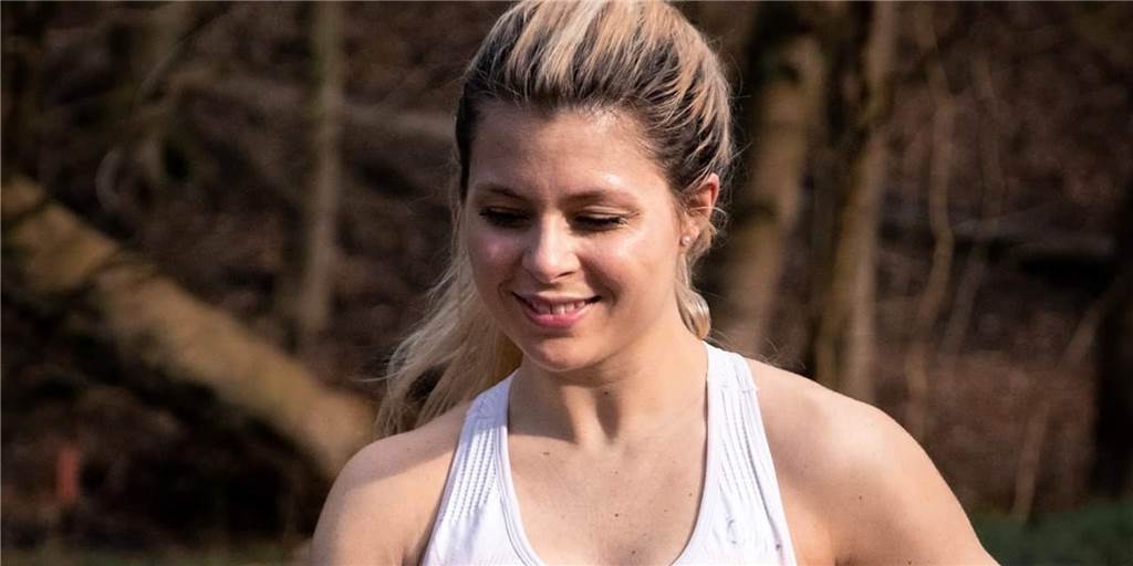 Die „Windmühle“ ist Wasser auf die Mühle der Bauchmuskeln In der Serie „Fit mit Caro“ zeigt Redakteurin und Fitnesstrainerin Carolin West einfache Übungen für zu Hause.