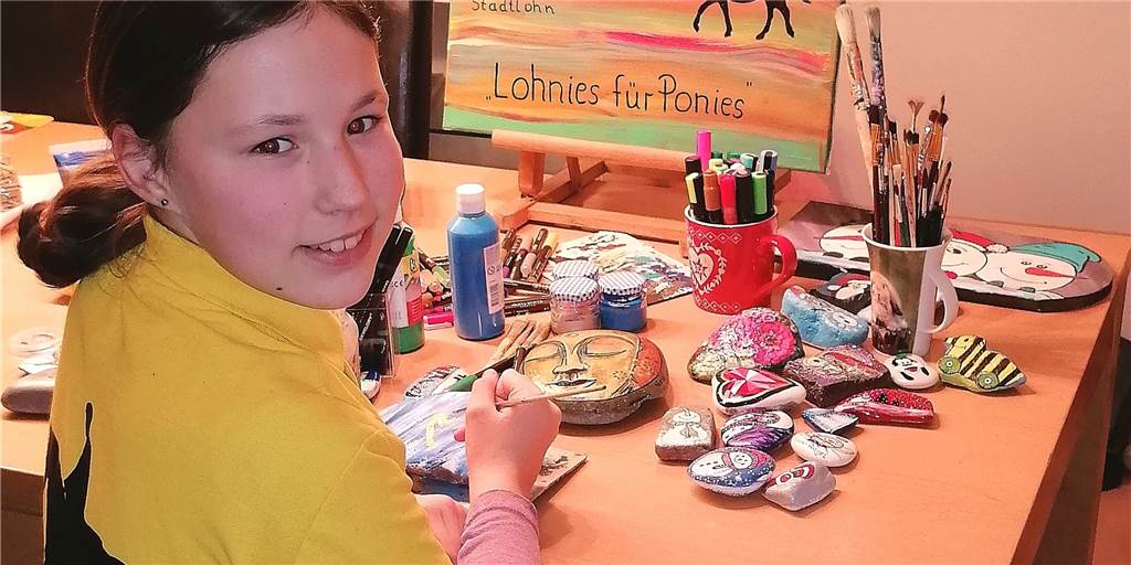 Bunte Steine sind Facebook-Trend und bereiten nicht nur Findern Freude Beim Steine bemalen verstecken Social Media-Gemeinschaften künstlerische Vielfalt in der Stadt oder im Grünen. Romy malt hier mit Pinsel und Acryl-Farbe. Auch Acryl-Stifte sind gut dafür geeignet.
