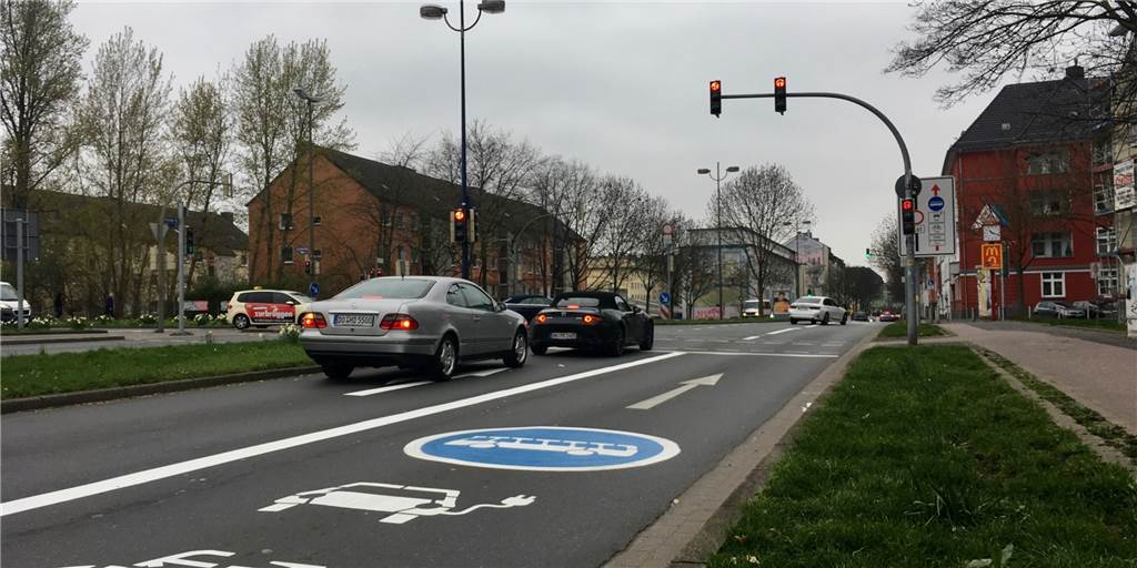 Mit großen Symbolen auf der Fahrbahn ist die Umweltspur auf der Brackeler Straße gekennzeichnet.
