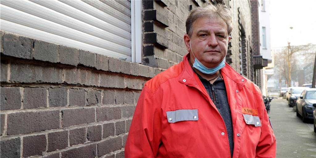 Gift-Schlange im Saarlandstraßenviertel? Dieser Mann soll sie finden Roland Byner ist Fachberater für Reptilien. Die Feuerwehr hat ihn im Dortmunder Fall hinzugezogen. Er soll die Schlange im Haus in der Wittelsbacher Straße finden.