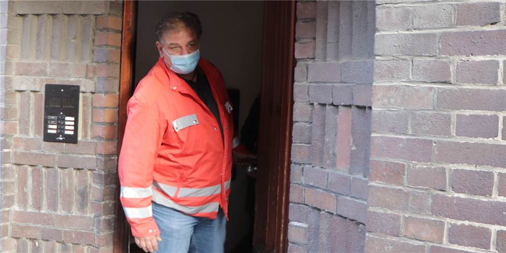 Schlangen-Experte im Video: Kann das gesuchte Tier gefährlich sein? Reptilien-Experte Roland Byner hat am Freitag das Haus an der Wittelsbacherstraße begutachtet.