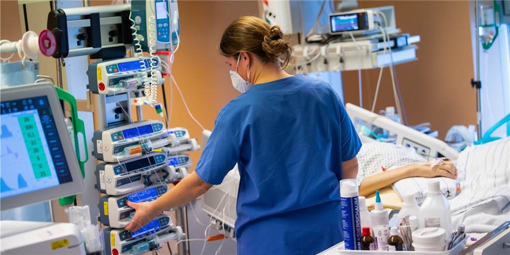 Rätsel um Corona-Zahlen: Wie valide sind die aktuellen Daten überhaupt? Eine Intensivpflegerin versorgt auf einer Intensivstation einen Corona-Patienten, der als nicht infektiös gilt. Der Patient liegt im künstlichen Koma und wird beatmet. Die Zahl der Covid-19-Patienten in den Kliniken des Kreises Recklinghausen ist insgesamt zuletzt gesunken.
