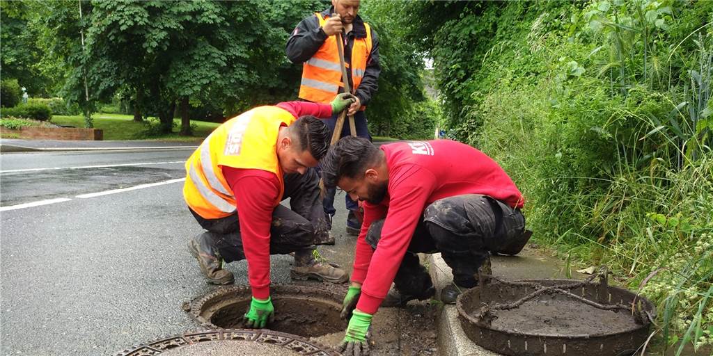 Abwassergebühren im Vergleich: Wie hoch sind sie in meiner Stadt? Kanalarbeiter im Einsatz in Fröndenberg: Die Kommune zählt bei den Abwassergebühren zu den teuersten Kommunen im Kreis. Bönen und Lünen zählen zu den günstigsten.