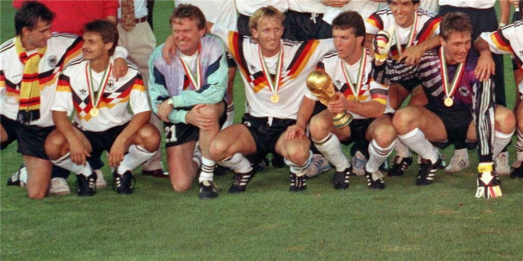 Dreimal 100. Geburtstag: Einer der Clubs hofft auf Einlösung des Weltmeister-Versprechens Dreimal 100. Geburtstag: Einer der Clubs hofft auf Einlösung des Weltmeister-Versprechens