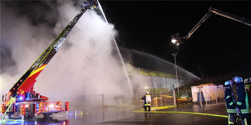 Bildergalerie und Video: 150 Holzpaletten brannten an der Industriestraße in Bergkamen Bildergalerie und Video: 150 Holzpaletten brannten an der Industriestraße in Bergkamen