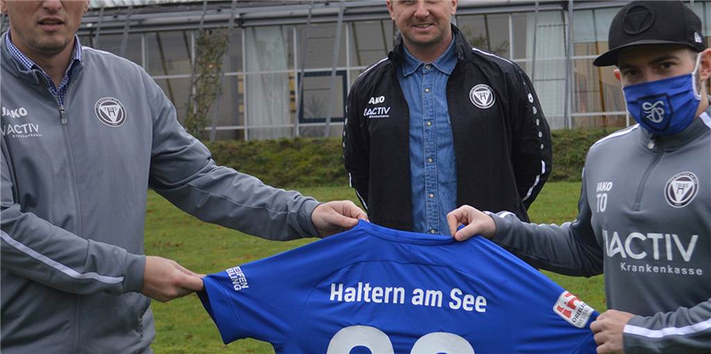 „Uns ist bewusst, dass es nur mit jungen Leuten auch nicht gehen wird“ Timo Ostdorf (r.) hat direkt für zwei Jahre beim TuS Haltern am See verlängert.