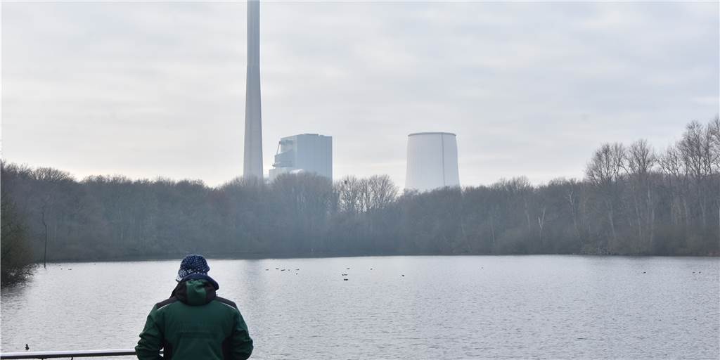 Die Natur-Idylle am Aussichtspunkt über den Beversee in Bergkamen ist fast perfekt – wenn das Kraftwerk im Hintergrund nicht daran erinnern würde, dass sich Spaziergänger im Ruhrgebiet befinden.