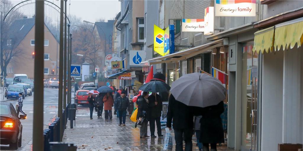 Corona-Lockdown verlängert: Dortmunds Händler hoffen auf den Februar So voll war der Mengeder Ortskern vor der Corona-Pandemie. An einem verkaufsoffenen Sonntag drubbelten sich die Menschen vor den Geschäften. Jetzt, 2021, sieht das alles anders aus: Der Lockdown wurde verlängert.