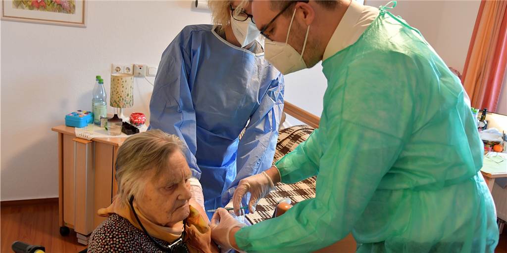 Impfen in Lünen ging in die nächste Runde: 99-Jährige war die Erste Elfriede Goldstein (99) war die erste Bewohnerin im Seniorenheim St. Norbert an der Laakstraße, die am Samstag (02.01.) geimpft wurde. Nur ein kleiner Pieks. Das sei gar nicht schlimm gewesen, sagt sie später.