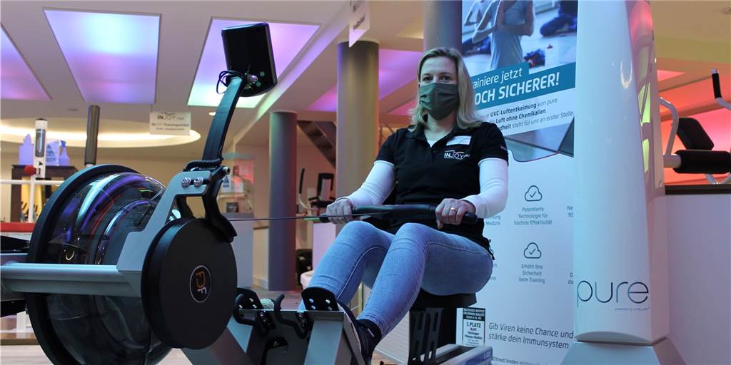 Vredener Fitnessstudio warnt vor Folgen des Bewegungsmangels im Lockdown Injoymed-Leiterin Vera Groeneveld im leeren Fitnessstudio. Trotz der neuen Luftreinigungsgeräte, wie rechts im Bild, bleiben die Fitnessstudios geschlossen. Doch der Bewegungsmangel gehe auf Kosten der Gesundheit.