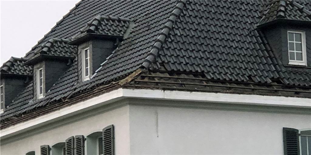 Abriss des schönen Leenders-Hauses lässt auf sich warten - das ist der Grund Die unteren Dachziegel sind bereits entfernt - aus einem ganz bestimmten Grund. Der Start des Abrisses zieht sich aber hin.