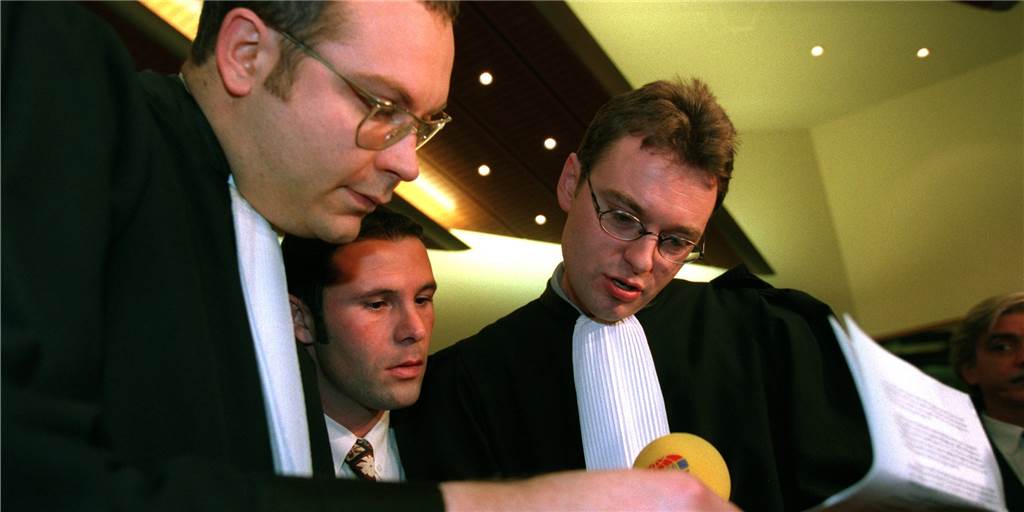 Bosman-Urteil: Lüner Klub schrieb vor knapp 25 Jahren deutsche Sportgeschichte Vor der Urteilsverkündung steckten der belgische Fußball-Profi Jean-Marc Bosman (Mitte) und zwei seiner Anwälte die Köpfe zusammen.