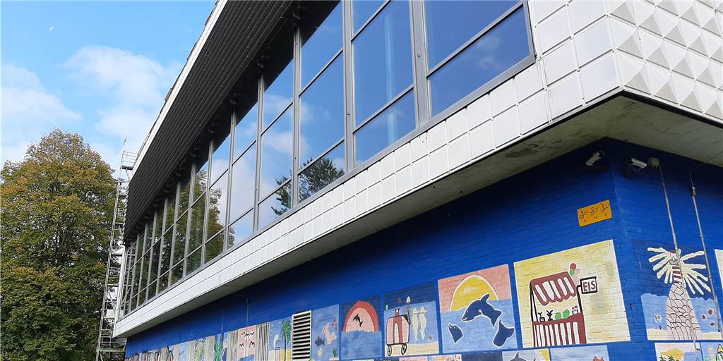 Handwerker statt Schwimmer: Ein Bad macht sich fit für die Zukunft Das Hombrucher Hallenbad an der Deutsch-Luxemburger Straße: Seit März 2020 ist das Bad schon geschlossen.