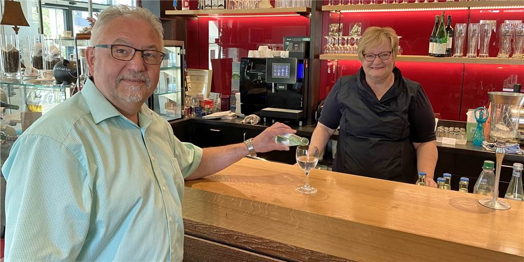 Neue Pächter der Olfener Leohaus-Gastronomie müssen sich gedulden Ein seit Jahren vertrautes Bild - Hedwig Brintrup hinter dem Tresen des Leo´s. Ende des Jahres hat sie aufgehört. Franz Pohlmann, Vorsitzender der Bürgerstiftung, nennt den Zeitplan für die Wiedereröffnung.