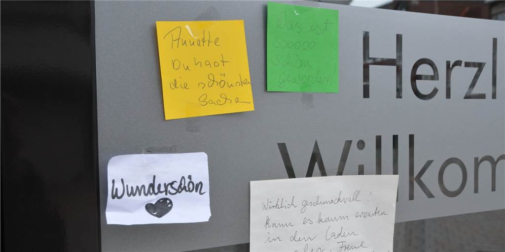 „Wunderschön“: Ahauser kleben Zettel-Botschaften an ehemaligen Leerstand Einige Ahauser haben viele kleine Botschaften am Ladenlokal am Markt angebracht.