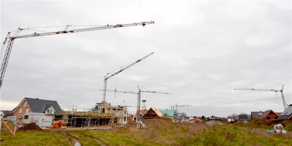 Häuser bleiben heiß begehrt – neue Regelung soll Käufer entlasten Im Baugebiet Hoher Kamp West drehen sich die Baukräne. Auf den Baustellen wird unter Hochdruck gearbeitet. Eigener Wohnraum ist in Ahaus und den Ortsteilen heiß begehrt.