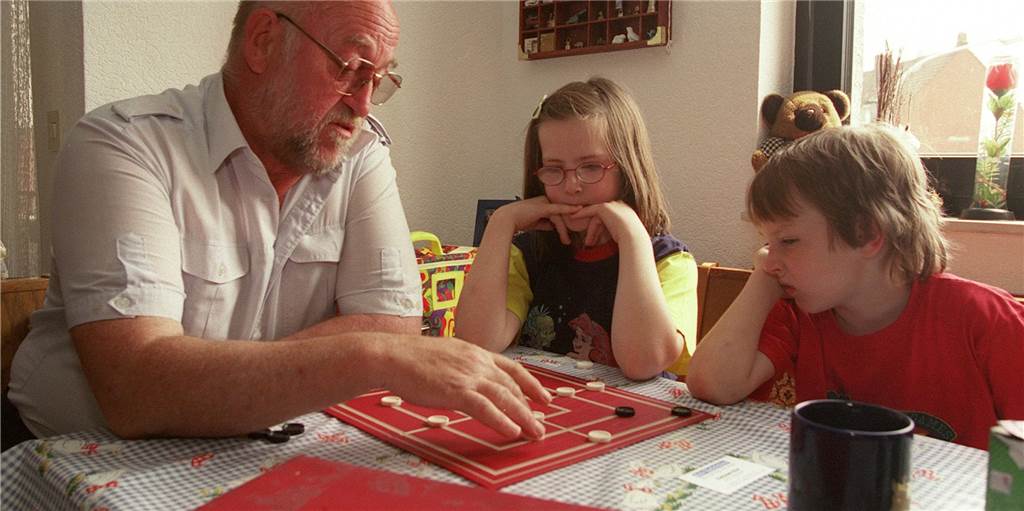 Was sollen wir tun, wenn Opa keine Corona-Impfung will? Über 80-Jährige sollen zuerst geimpft werden. Was aber ist zu tun, wenn sich Großeltern nicht impfen lassen möchten? Das können Familien tun.