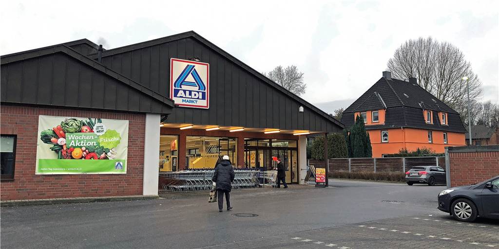Aldi-Neubau: SPD fordert mehr Engagement für den Klimaschutz Der alte Aldi-Markt soll abgerissen und durch einen größeren Neubau ersetzt werden. Er soll vorn an der Straße entstehen. Derzeit müssen Kunden erst den Parkplatz überqueren.