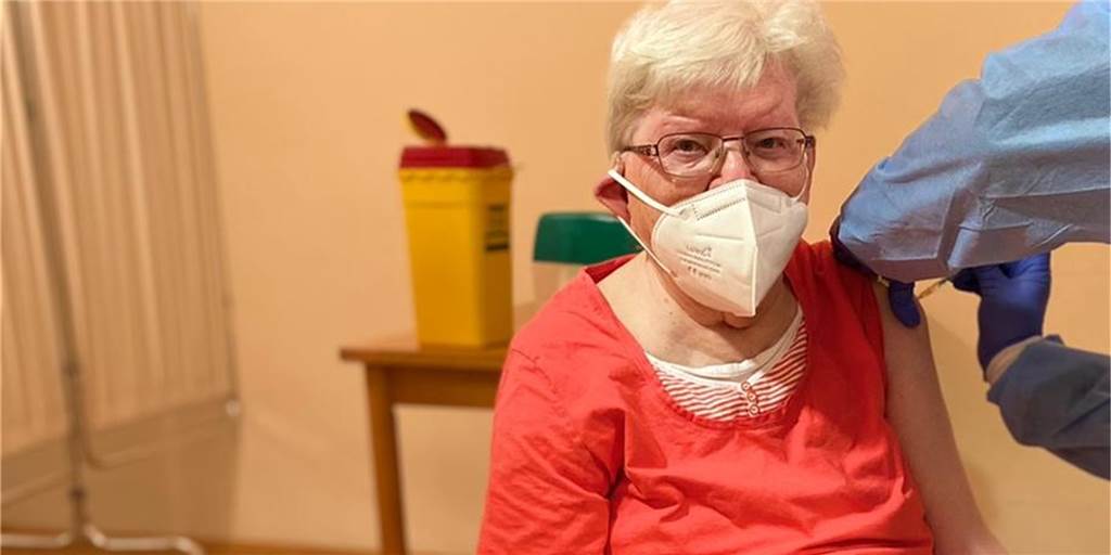 Impfstart im Haus Schwerte: „Helfen, dem Ganzen den Garaus zu machen“ Diese 85-Jährige war eine der Bewohnerinnen, die am Mittwoch im Haus Schwerte gegen das Coronavirus geimpft wurden.