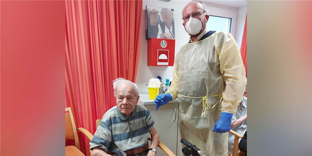 Erste Impfungen im Malteserstift - Heimleiterin warnt vor falscher Sicherheit Der 97-jährige Herr Herbshoff (l.) hat die erste Dosis der Corona-Impfung von Dr. Kristian Fromme erhalten.