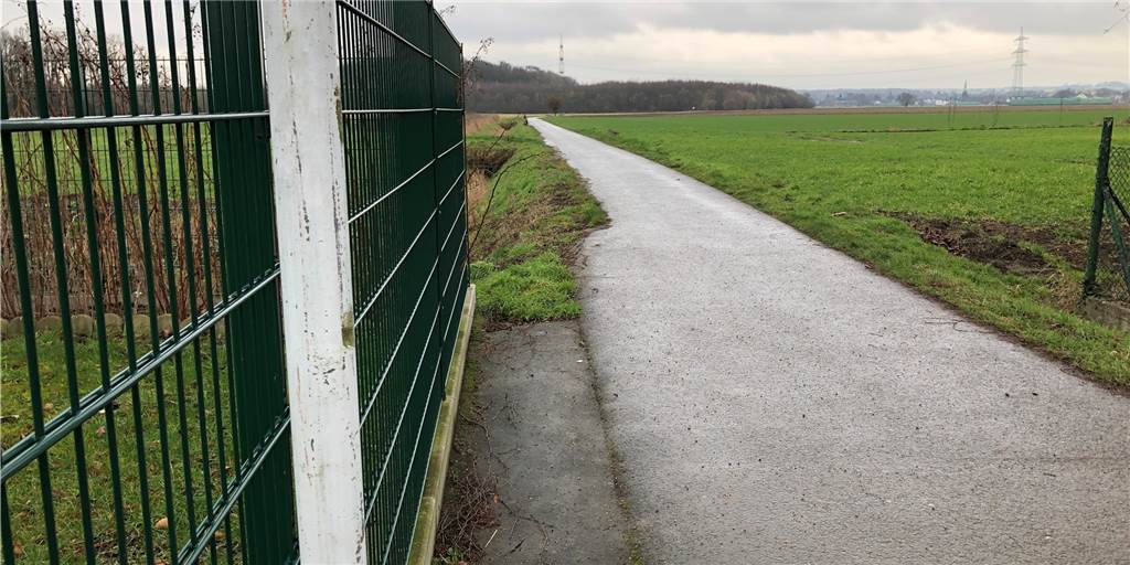 SPD: Gülle-Transporte gefährden Fußgänger auf beliebtem Fußweg Dieser Fußweg - hier von der Langerohstraße aus gesehen - ist eine beliebte Verbindung zwischen Kurl und Asseln. Mehrmals im Jahr wird er zum Gefahrenherd, meint die SPD