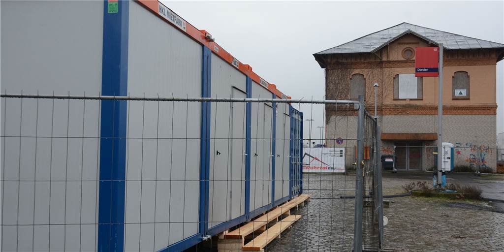 Bahnhofsumbau: Erste Arbeiten für Zehn-Millionen-Projekt zu sehen Die ersten Baucontainer sind am Bahnhof aufgestellt.
