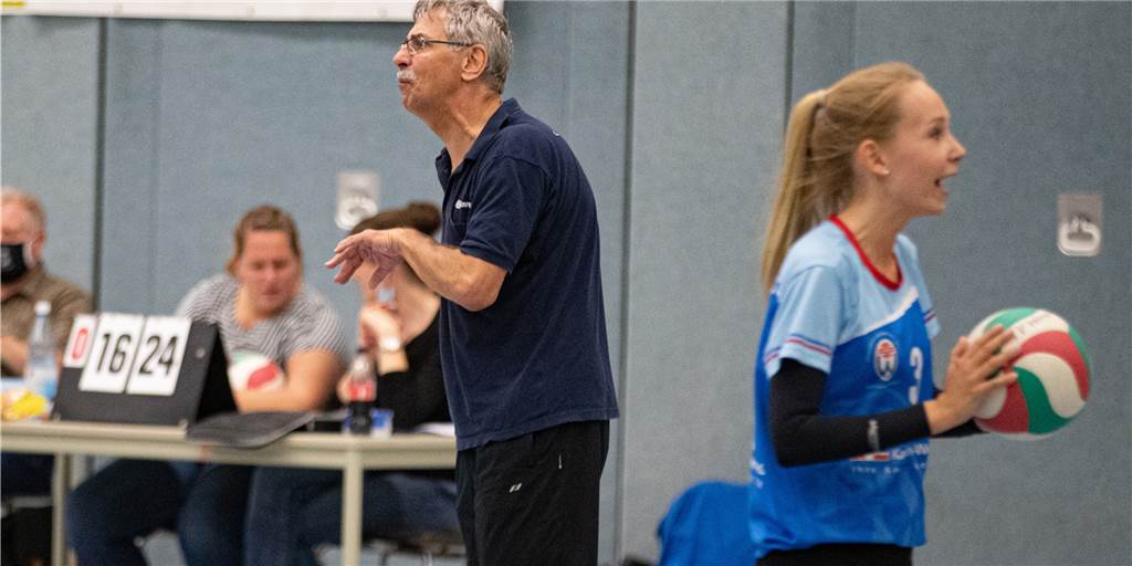„Mein Herz geht in zwei Richtungen“: Bronek Bakiewicz vom TV Werne zwischen Volleyball und Verstand Bronek Bakiewicz (l.), neben seiner Spielerin Annika Patzdorf, vermisst den Volleyball.