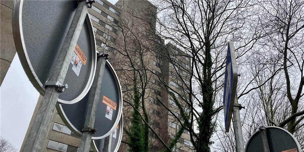 „Horrorhaus“ in der Nordstadt: Vorbereitungen für den Abriss laufen an Im Schilderwald: Am Hochhaus Kielstraße 26 laufen die Vorbereitungen für den Abriss an.