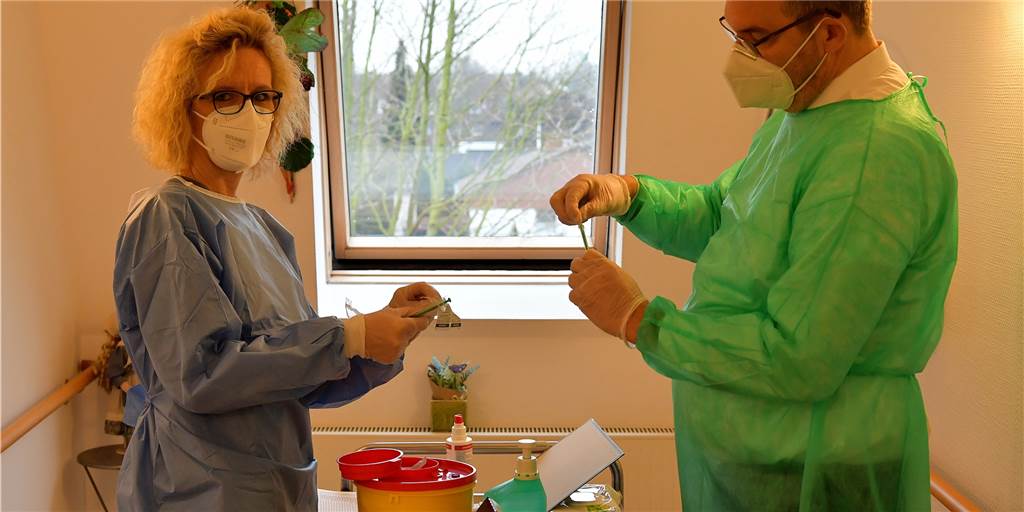 Sorge um Senioren: Lünerin kritisiert Druck bei Einwilligung zum Impfen Dr. Arne Krüger und Rebecca Wittbecker, die stellvertretende Pflegedienstleiterin, bereiten die Impfungen der Bewohnerinnen und Bewohner des Seniorenheims St. Norbert vor.