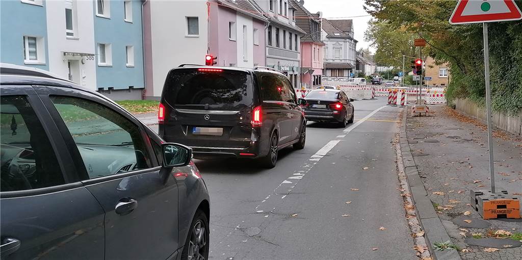 Kanalbau: Wichtige Verbindungsstraße für neun Monate gesperrt Bis vor Weihnachten sorgte bereits eine provisorische Ampelanlage auf der Mengeder Straße für Rückstaus. Damals waren Kanalbauarbeiten der Grund.