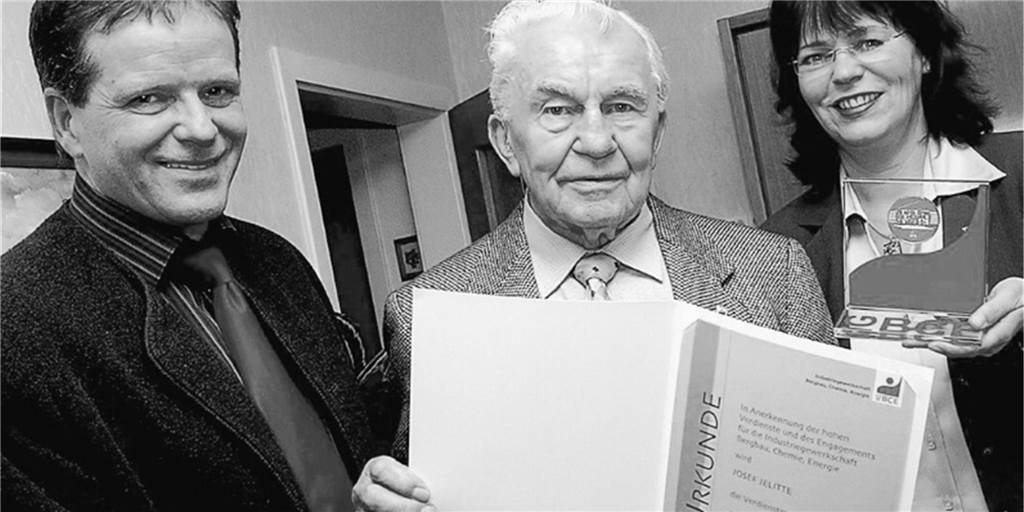 Die SPD Haltern verliert mit Josef Jelitte einen aufrechten Politiker Wilfried Stüwe (l.) und Petra Reinbold-Knape zeichneten Josef Jelitte 2005 mit der in Glas eingefassten IGBCE-Verdienstmedaille und der dazu gehörigen Urkunde aus.