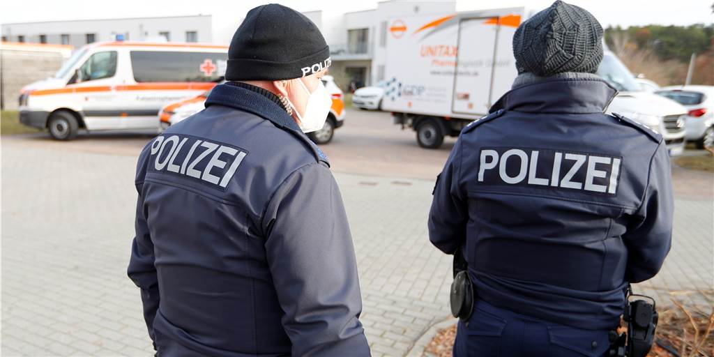 Polizeischutz für Corona-Impfungen in Dortmund Polizeibeamte bewachen einen Transport des Corona-Impfstoffes. Dieses Foto ist in Brandenburg entstanden.