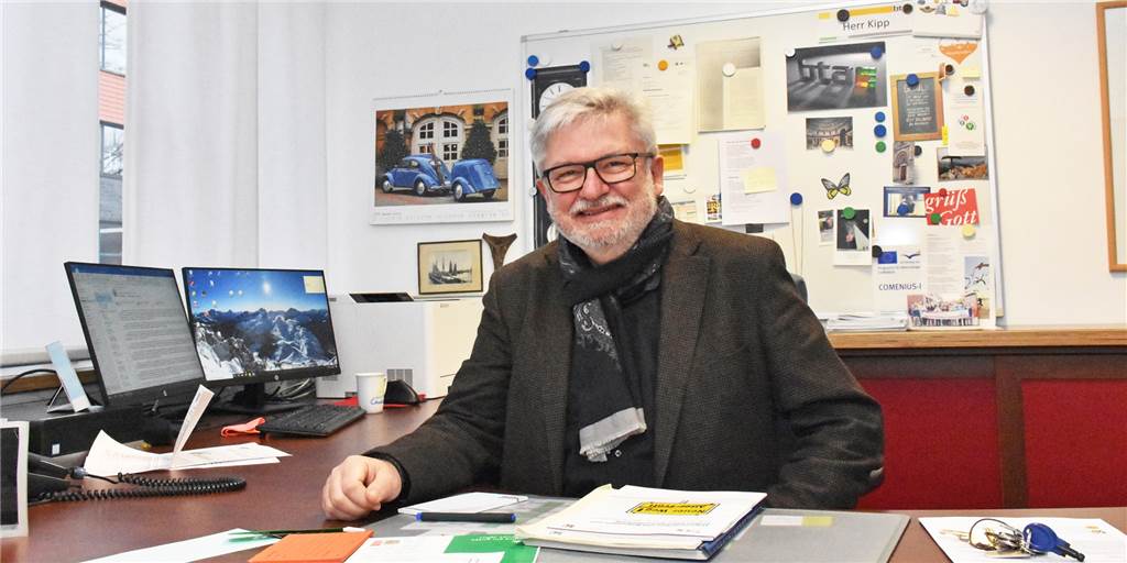 Ahauser Berufskolleg im Lockdown: Optimismus trotz Herkulesaufgabe Ulrich Kipp, Schulleiter des Berufskolleg für Technik, sieht trotz der Corona-Krise keinen Grund, den Kopf in den Sand zu stecken. Er sagt: "Wir schaffen das schon – irgendwie."