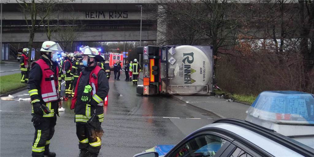 Tanklastzug mit Gefahrgut kippt im Emschertal um Tanklastzug mit Gefahrgut kippt im Emschertal um